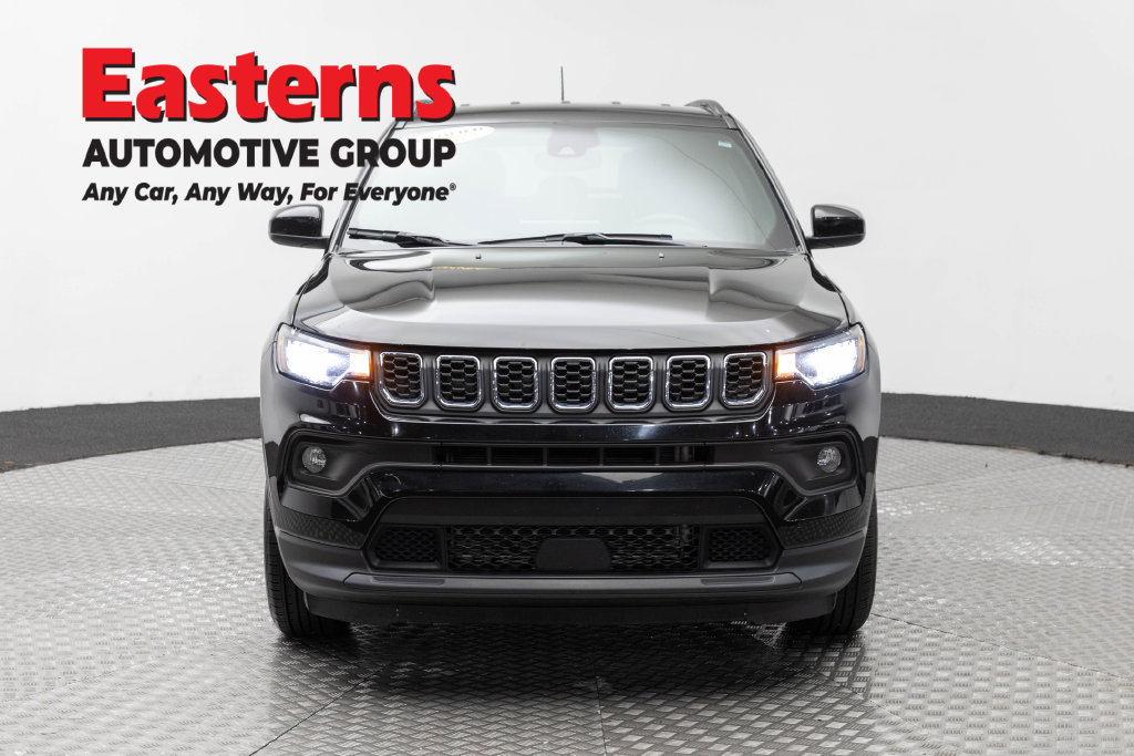 Used 2024 Jeep Compass Latitude AWD/4WD image 3