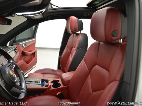 Used 2023 Porsche Macan AWD/4WD image 18
