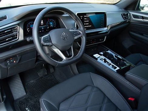 Certified 2025 Volkswagen Atlas Cross Sport SE image 9