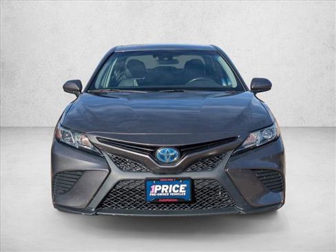Used 2019 Toyota Camry SE image 2