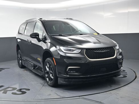 Used 2022 Chrysler Pacifica Touring-L w/ S Appearance Package image 14