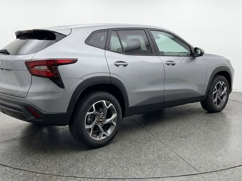 Used 2025 Chevrolet Trax LT FWD image 9