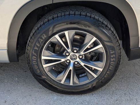 Used 2018 Toyota Highlander LE FWD image 8
