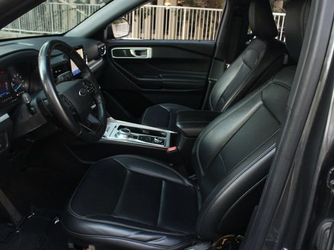 Used 2020 Ford Explorer XLT w/ Equipment Group 202A AWD/4WD image 14