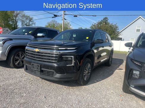 Used 2025 Chevrolet Traverse LT image 3