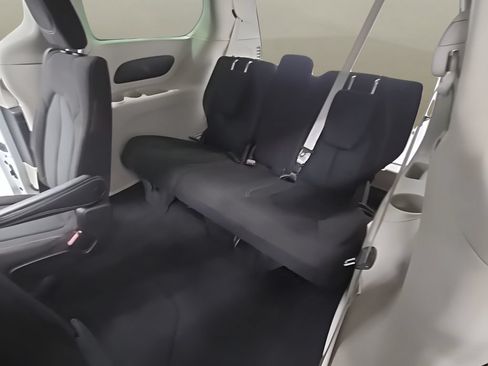 Used 2022 Chrysler Voyager LX FWD image 16