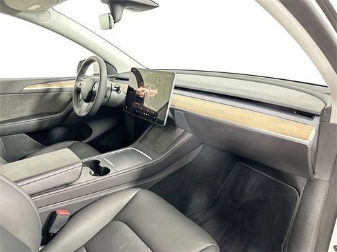 Used 2022 Tesla Model Y Long Range image 26