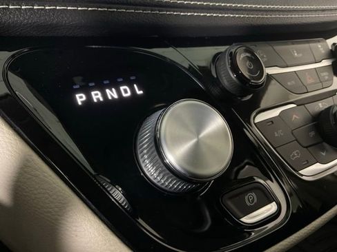 Used 2022 Chrysler Pacifica Touring-L image 24