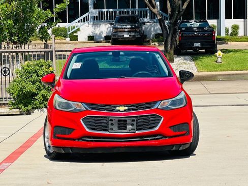 Used 2017 Chevrolet Cruze LT w/ Convenience Package FWD image 2