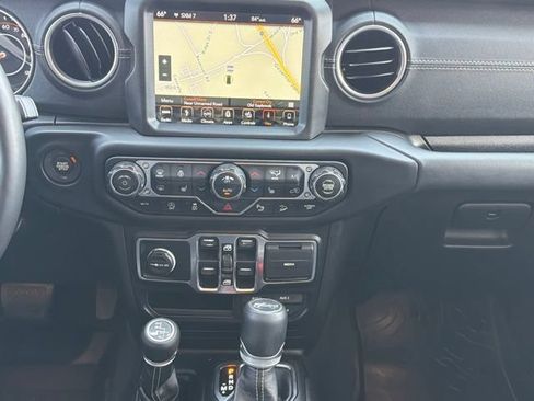Used 2019 Jeep Wrangler Unlimited Sahara w/ Dual Top Group AWD/4WD image 22