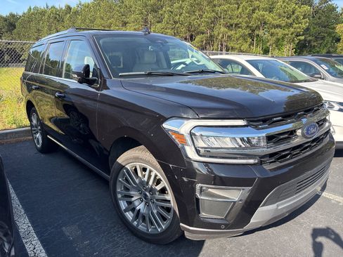 Used 2024 Ford Expedition Limited AWD/4WD image 2