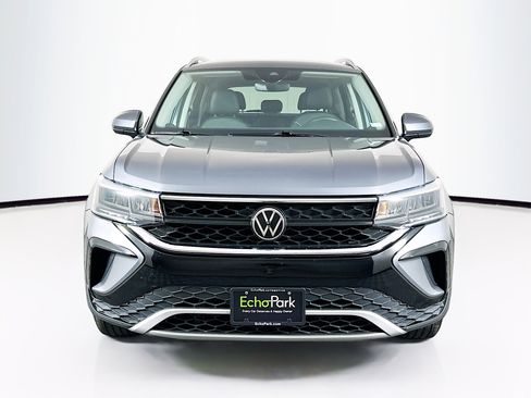 Used 2024 Volkswagen Taos SE image 2