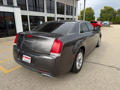 Used 2016 Chrysler 300 Limited RWD image 5
