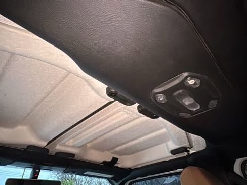 Used 2018 Jeep Wrangler Unlimited Sahara image 10