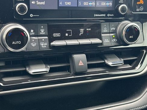 Used 2022 Toyota Highlander XLE image 19