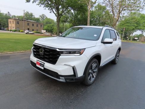New 2025 Honda Pilot Touring image 1