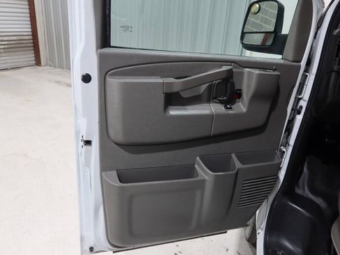 Used 2021 Chevrolet Express 2500 RWD image 21