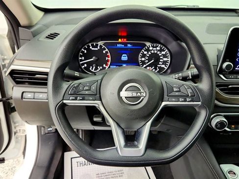 Used 2023 Nissan Altima 2.5 SV FWD image 12