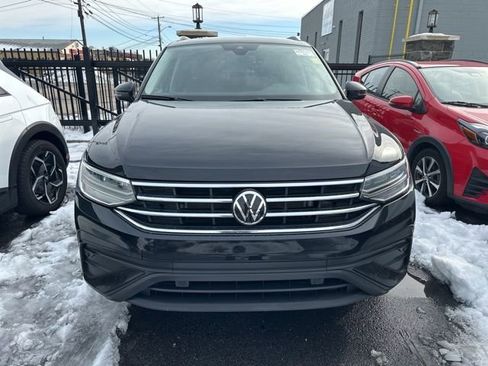 Used 2024 Volkswagen Tiguan SE image 2