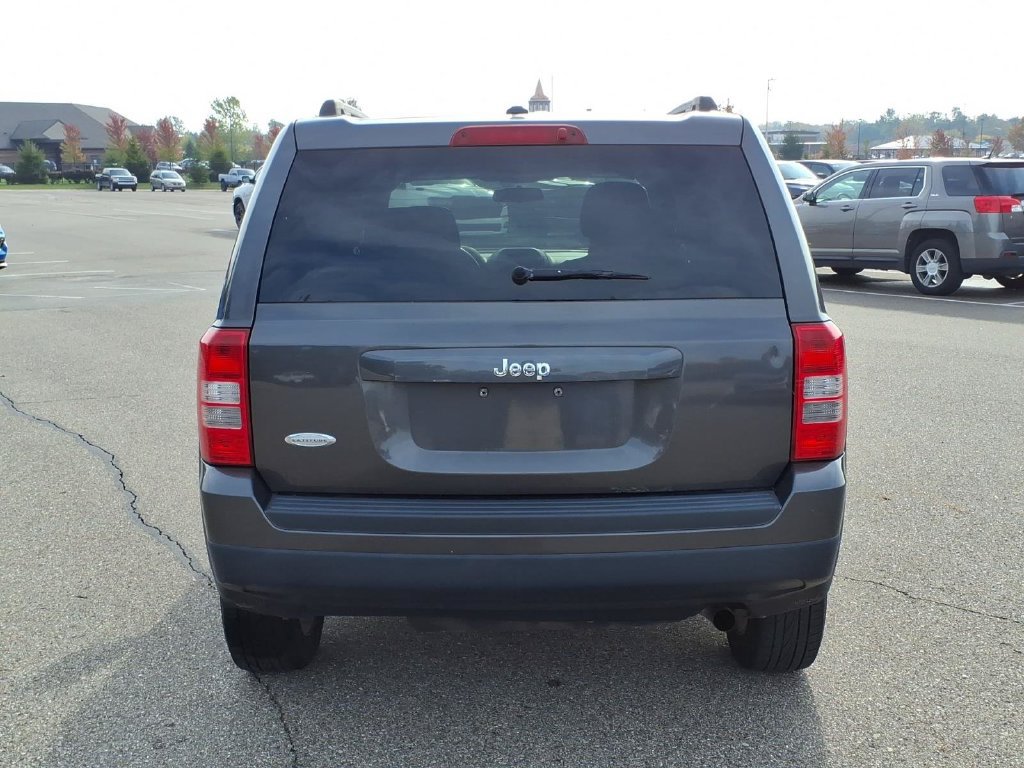 Used 2014 Jeep Patriot Latitude AWD/4WD image 5