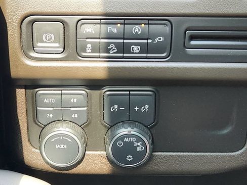 Used 2022 Chevrolet Tahoe Z71 w/ Luxury Package AWD/4WD image 24