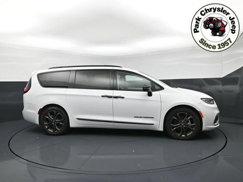 Used 2024 Chrysler Pacifica Touring-L w/ Road Tripper Package FWD image 3