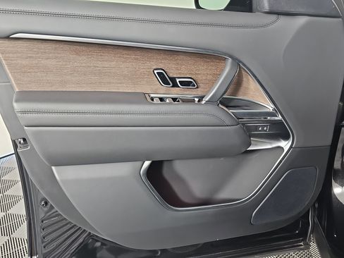 Used 2025 Land Rover Range Rover SE image 11