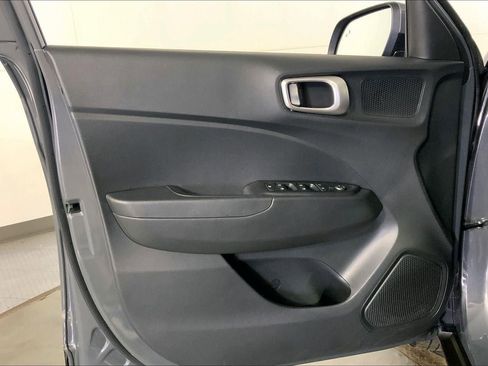 Used 2025 Hyundai Venue SEL image 24