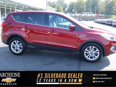 Used 2019 Ford Escape SE FWD image 1