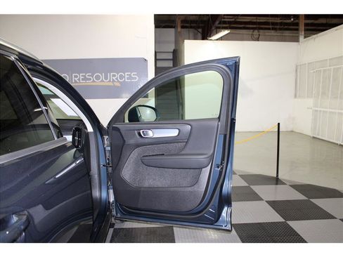 Used 2022 Volvo XC40 T5 Momentum image 24