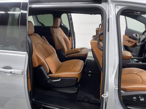Used 2026 Chrysler Pacifica Pinnacle FWD image 17
