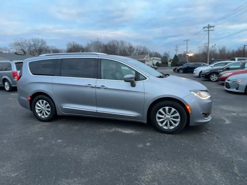 Used 2018 Chrysler Pacifica Touring-L image 9