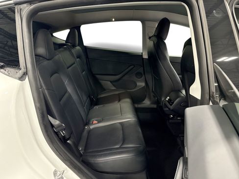 Certified 2021 Tesla Model Y Long Range AWD/4WD image 11