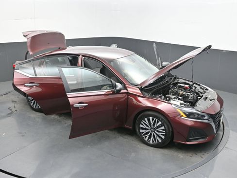Used 2025 Nissan Altima 2.5 SV FWD image 36