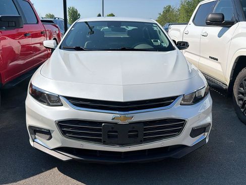 Used 2017 Chevrolet Malibu LT w/ Leather Package FWD image 2