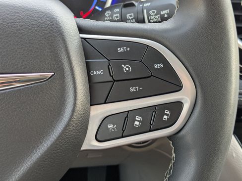 Used 2023 Chrysler Pacifica Limited FWD image 21