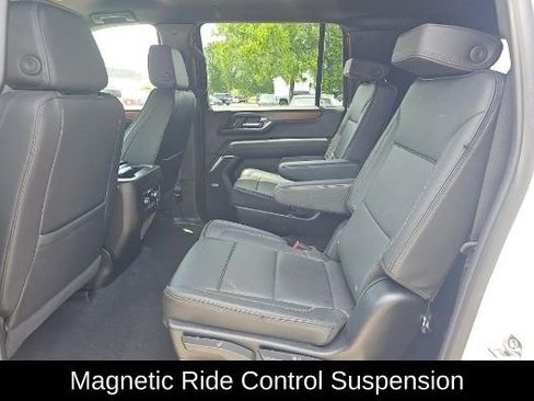 Used 2025 GMC Yukon XL Denali AWD/4WD image 7