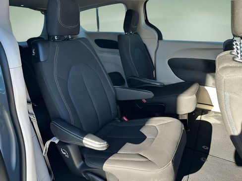 Used 2023 Chrysler Voyager LX image 12