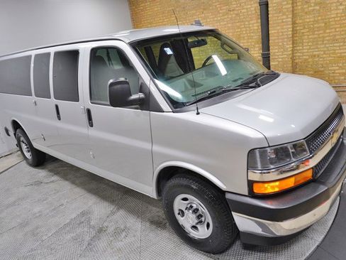 Used 2017 Chevrolet Express 3500 LT w/ LT Preferred Equipment Group image 7