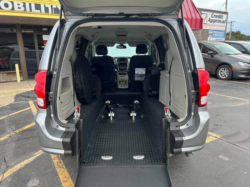 Used 2018 Dodge Grand Caravan SE w/ UConnect Hands-Free Group FWD image 47