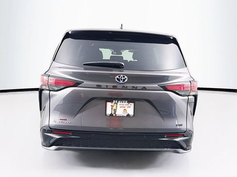 Used 2025 Toyota Sienna XSE AWD/4WD image 8