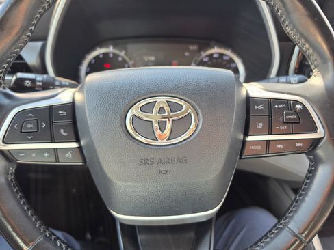 Used 2022 Toyota Highlander XLE AWD/4WD image 21