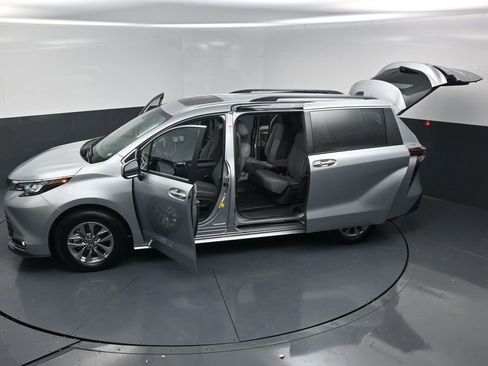 Used 2024 Toyota Sienna XLE image 28