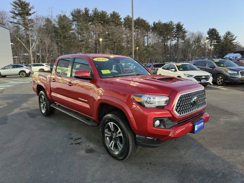 Used 2019 Toyota Tacoma TRD Sport image 3