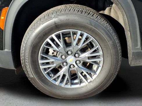 Used 2024 Chevrolet Traverse LT w/ Trailering Package FWD image 10