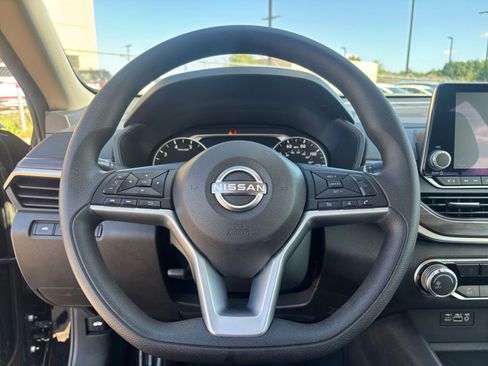 Used 2025 Nissan Altima 2.5 SV FWD image 27