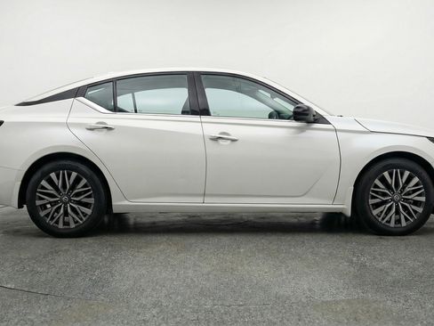 Used 2025 Nissan Altima 2.5 SV image 11