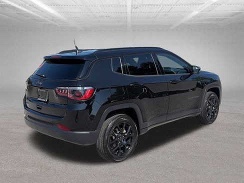 Used 2025 Jeep Compass Latitude w/ Convenience Group AWD/4WD image 6