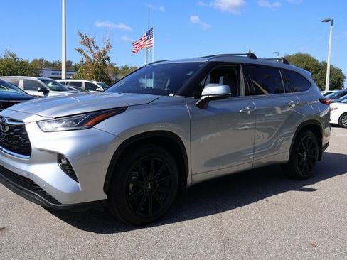 Used 2021 Toyota Highlander Limited image 3