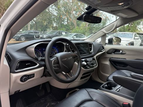 Used 2023 Chrysler Pacifica Touring-L image 31